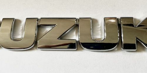 Suzuki Grand Vitara - SUZUKI felirat /Gyári/ Csomagtér ajtó embléma, króm
Eredeti Suzuki alkatrész: 77831-65D01-0PG 3999Ft